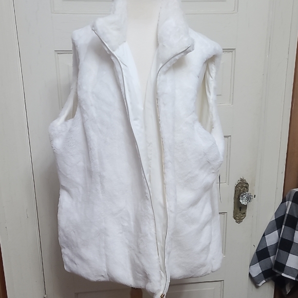 crown & ivy Jackets & Blazers - Crown & Ivy White Faux Fur Vest NWT 4x
